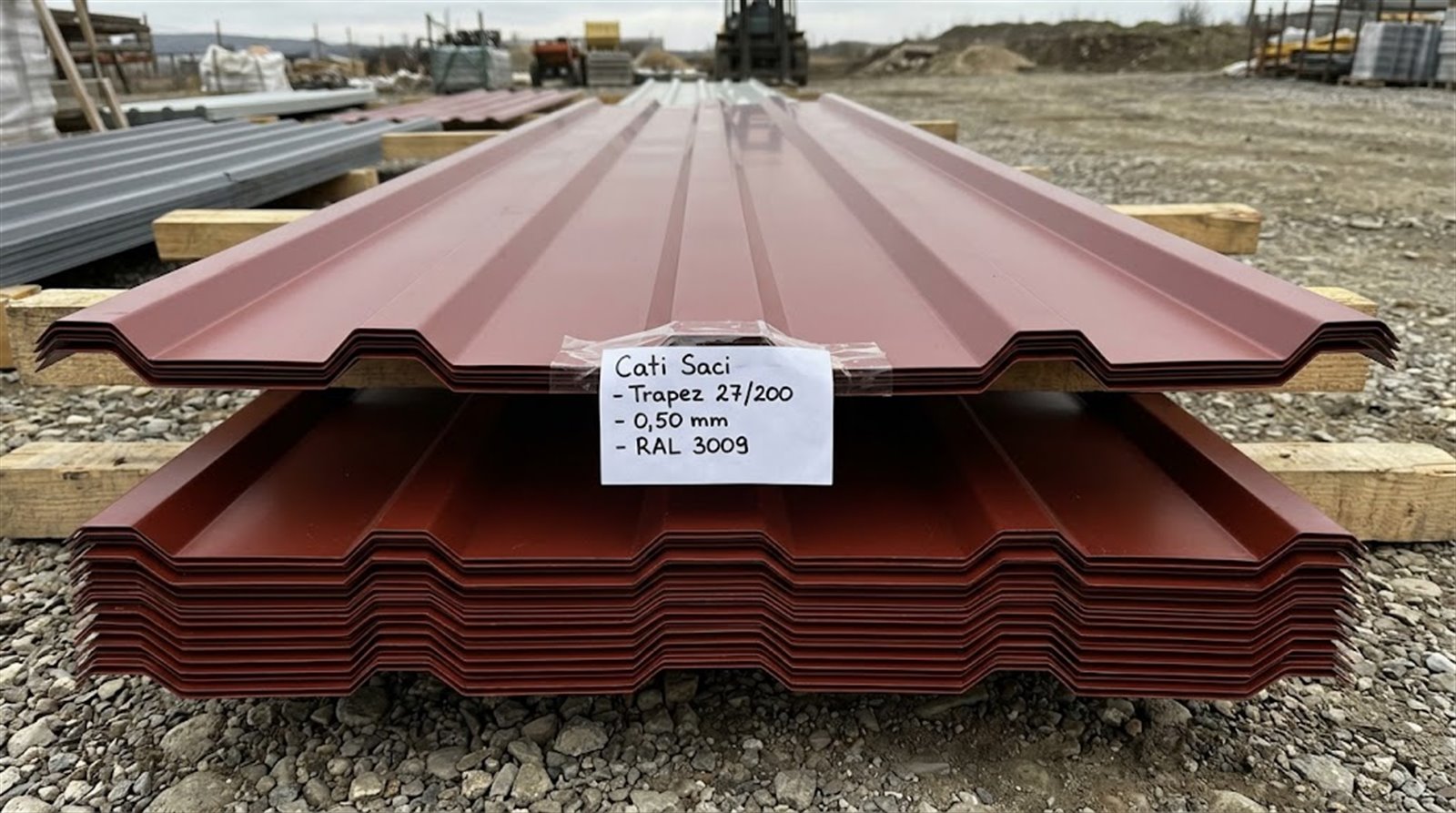 Kırmızı kahve RAL 3009 boyalı trapez çatı sacı istifi, ahşap takozlar üzerinde